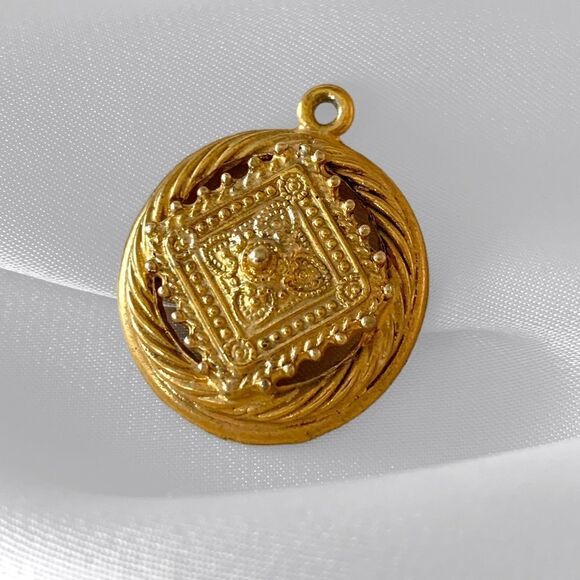 Vintage Florenza Gold Circle Pendant - Picture 2 of 4